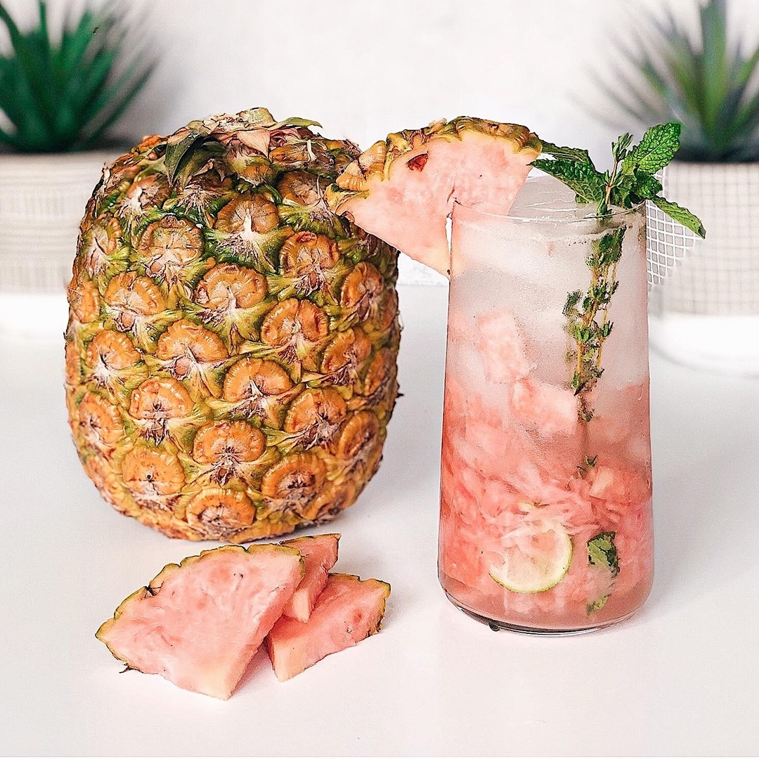 美企花16年研發超夢幻「粉紅色菠蘿」!浪漫莓紅色,比普通鳳梨更香甜,一顆需155元?