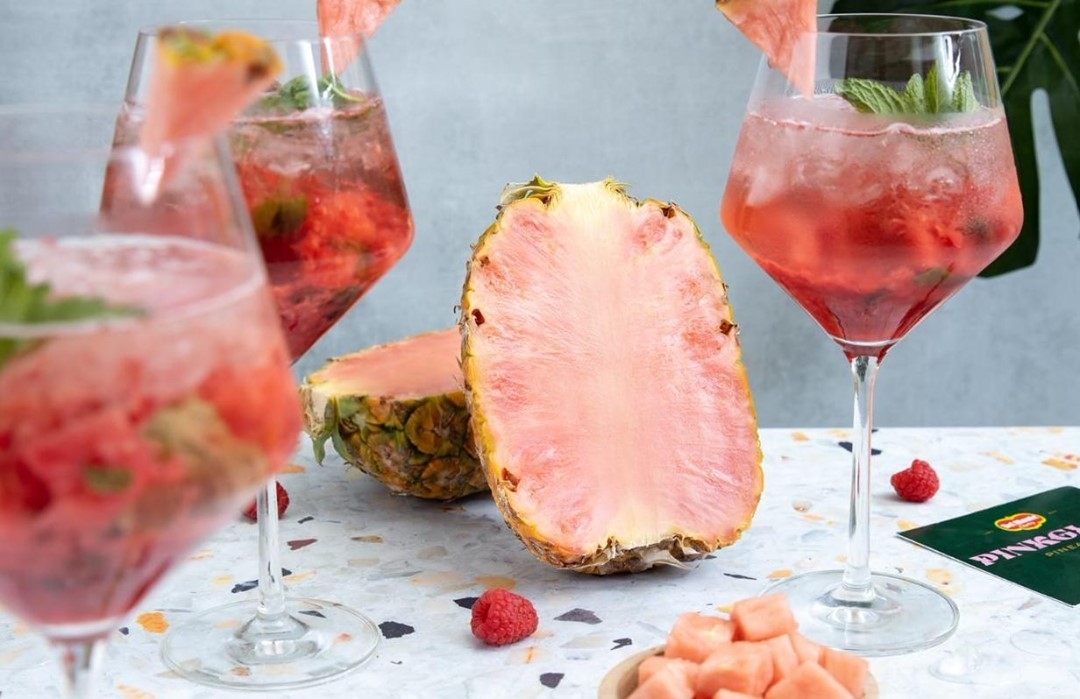 美企花16年研發超夢幻「粉紅色菠蘿」!浪漫莓紅色,比普通鳳梨更香甜,一顆需155元?