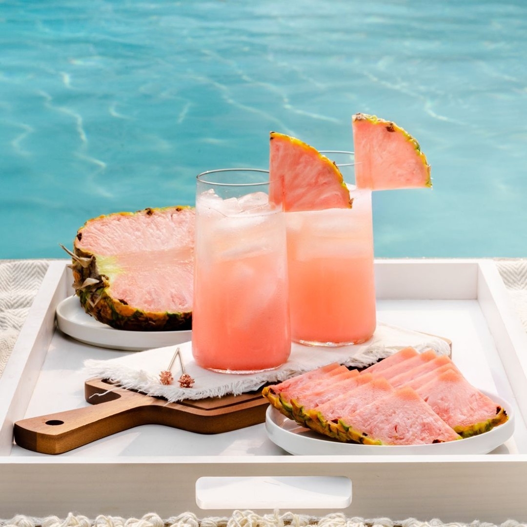 美企花16年研發超夢幻「粉紅色菠蘿」!浪漫莓紅色,比普通鳳梨更香甜,一顆需155元?