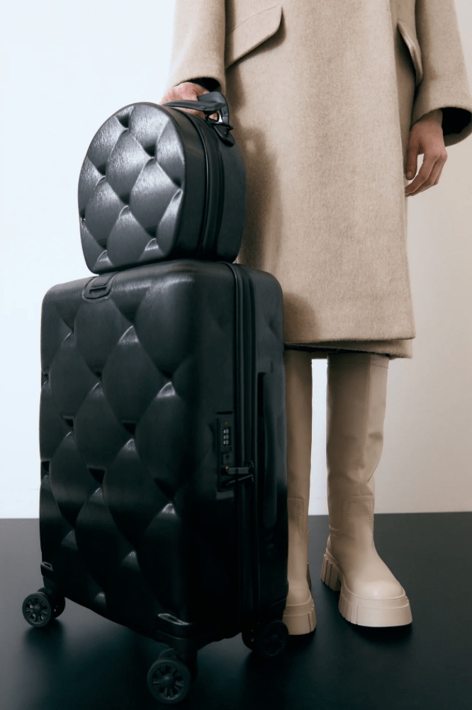 親民品牌ZARA春夏季推出了一款式小香風菱格紋行李箱,拿起來超優雅貴氣,質感貴麗高雅,是必收藏的款式