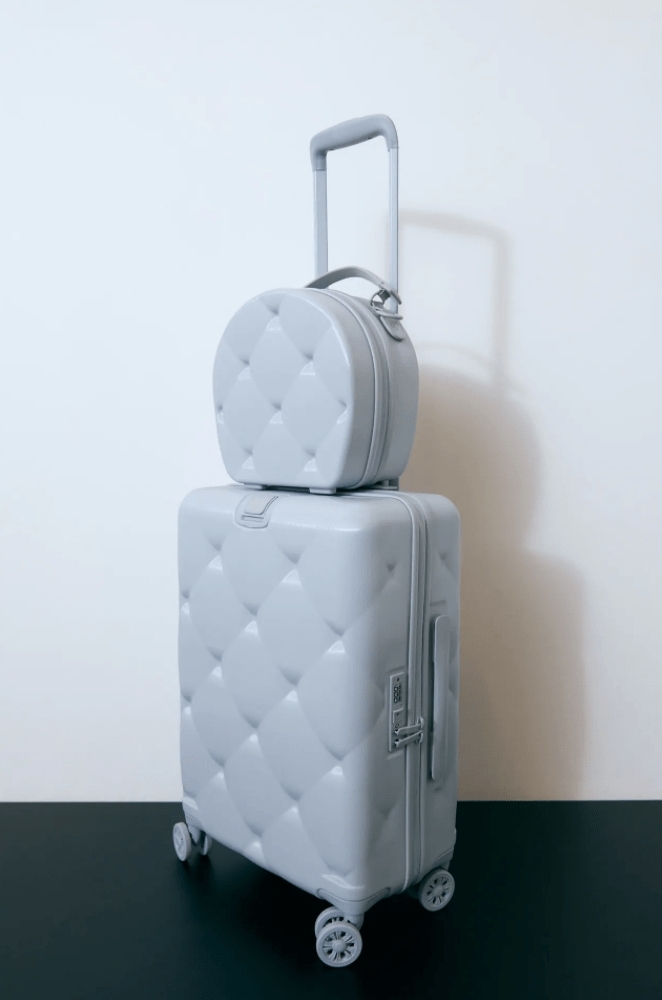 ZARA「網美款」小香風菱格紋的這一款行李箱共有2色,柔霧灰藍色夢幻溫柔,有著法式的情調十分特別