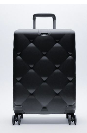 ZARA小香風菱格紋行李箱仿軟皮的質感十分高貴,不過其實它用料硬身,非常耐用。