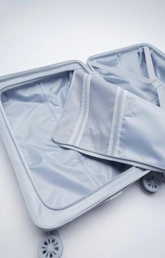 ZARA小香風菱格紋行李箱是可以上飛機的標準尺寸,可隨身放入機艙行李架,方便攜帶!