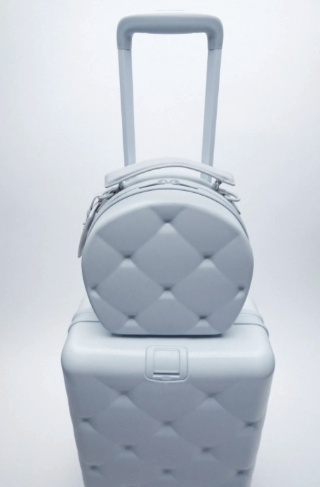 ZARA貝殼手提包菱格紋路和顏色也與行李箱一樣~