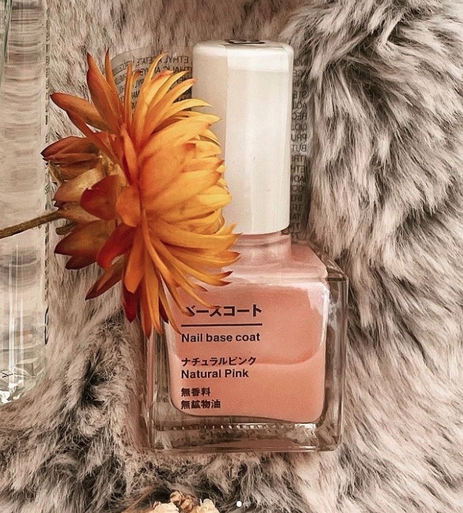 走極簡風的無印良品,MUJI這款Nail Base Coat有著Natural Pink的顏色,主要是裸色系。
