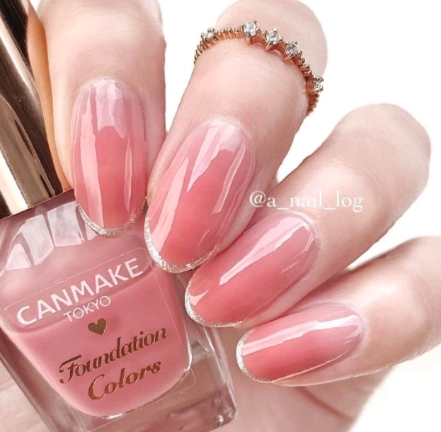 粉色的另一個選擇有日本大牌子CANMAKE的Foundation Nail指甲油!它的顏色也是帶點粉色,可以增添粉嫩氣息~網民更分享多塗上幾層就會有草莓牛奶的顏色喔!