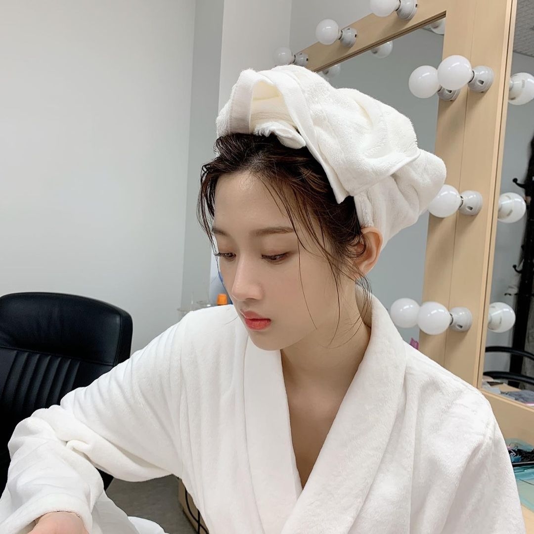 超強「三文治定妝法」打造控油、持久底妝，女星上台唱跳、高溫悶熱下依舊不脫妝的秘訣！