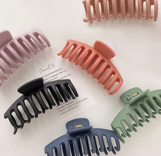 【秋冬髮型2021】鯊魚夾+髮髻一定似阿婆?韓妹4招夾出簡約氣質鯊魚夾髮型!