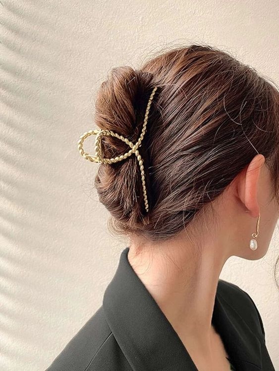 髮尾必須夾起不露出【秋冬髮型2021】鯊魚夾+髮髻一定似阿婆?韓妹4招夾出簡約氣質鯊魚夾髮型!