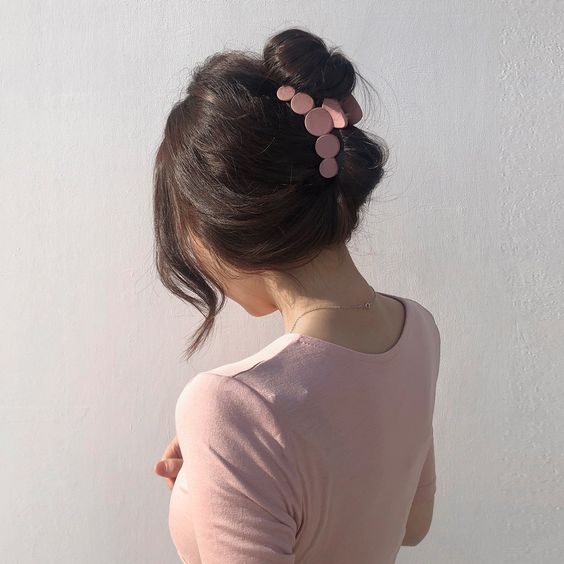 避免揀選塑膠物料【秋冬髮型2021】鯊魚夾+髮髻一定似阿婆?韓妹4招夾出簡約氣質鯊魚夾髮型!