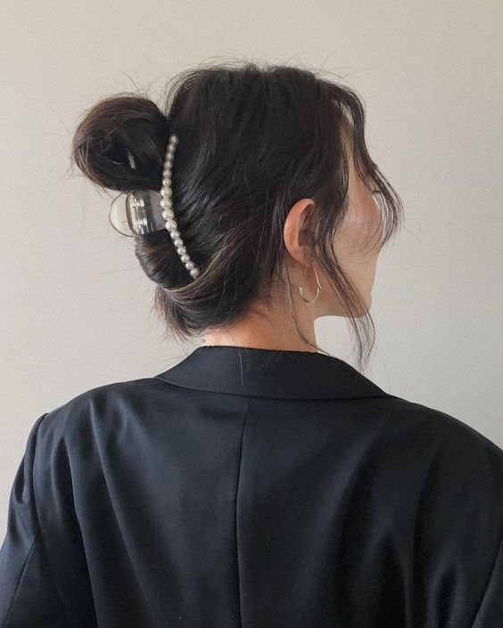 避免揀選塑膠物料【秋冬髮型2021】鯊魚夾+髮髻一定似阿婆?韓妹4招夾出簡約氣質鯊魚夾髮型!