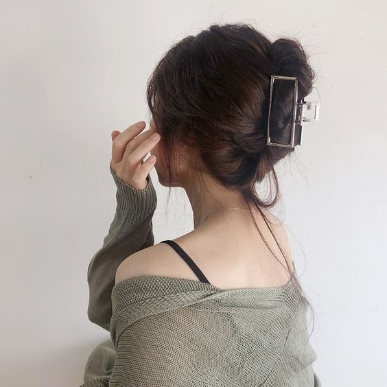 瀏海和髮鬚超重要!【秋冬髮型2021】鯊魚夾+髮髻一定似阿婆?韓妹4招夾出簡約氣質鯊魚夾髮型!