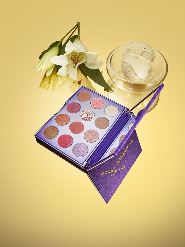 LISA X M·A·C彩妝聯名就像收藏品!閃閃發光的包裝、黃色簽名,LISA最愛的顏色都在這! - 【LOOKin】美人時髦話題網