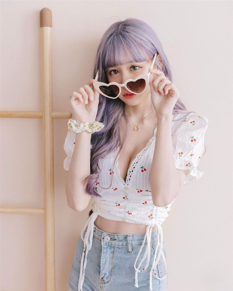 上衣包不住!網紅依渟「細肩帶背心」炸深溝網嗨:好甜| 娛樂星聞