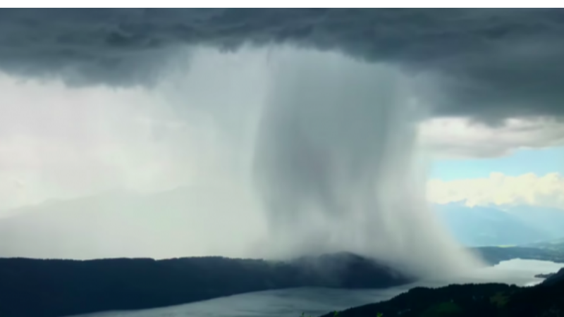 難得一見的奇景！壯觀雨瀑布「倒灌瞬間全被拍」　大量雨水「下秒瘋狂傾瀉」網讚嘆：忍不住狂重播