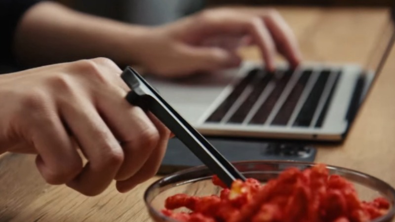 【趣事趣聞】美國推「零食筷子夾」 打機吃零食不怕弄髒手